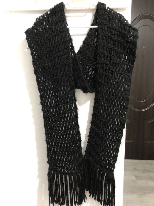 Czarny szal grubopleciony