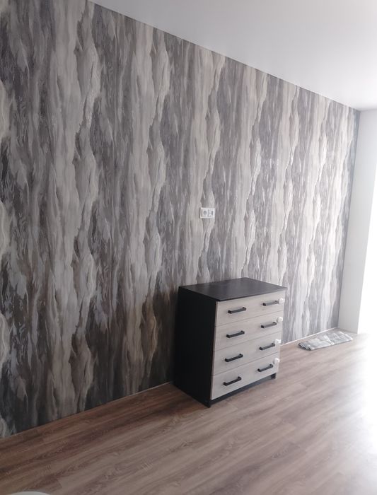 Поклейка обоев. Покраска сте і потолков.