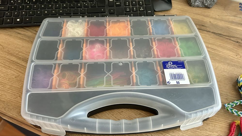 Caixa com elasticos e acessorios