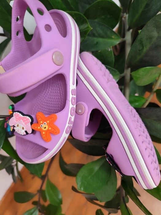 Crocs C10 27 26 sandały gumowe do wody plaża basen przypinki