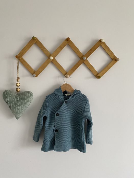 Sweter puri 68 turkusowy na guziki kaptur pomponik jak newbie