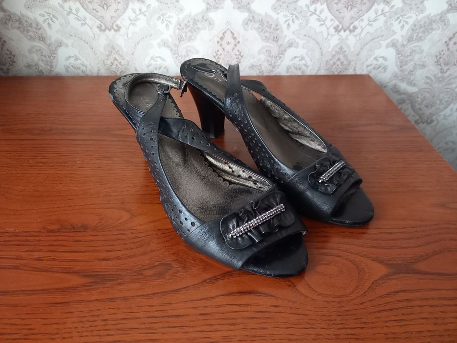 Женские босоножки