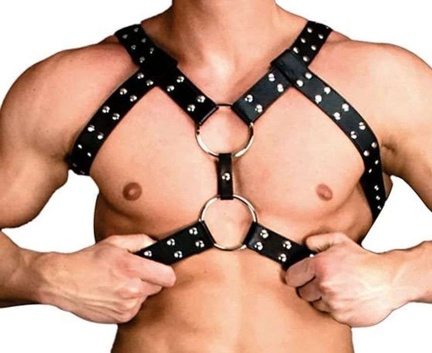 Męski regulowany skórzany pas na klatkę czarny  metalowe kółka uniwers