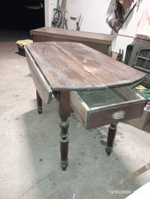 Mesa antiga em madeira de castanho