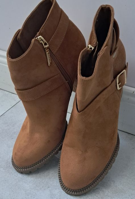 Botki kozaczki krótkie zamsz miodowe Bershka 41
