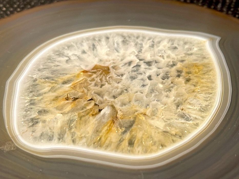 Fatia polida de ágata natural com drusa de quartzo