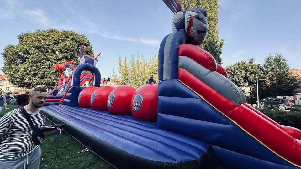 Zamek dmuchany tor przeszkód kule wipeout