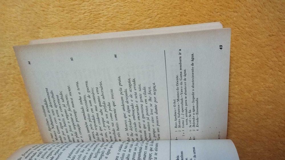 Livro "Os Lusíadas"