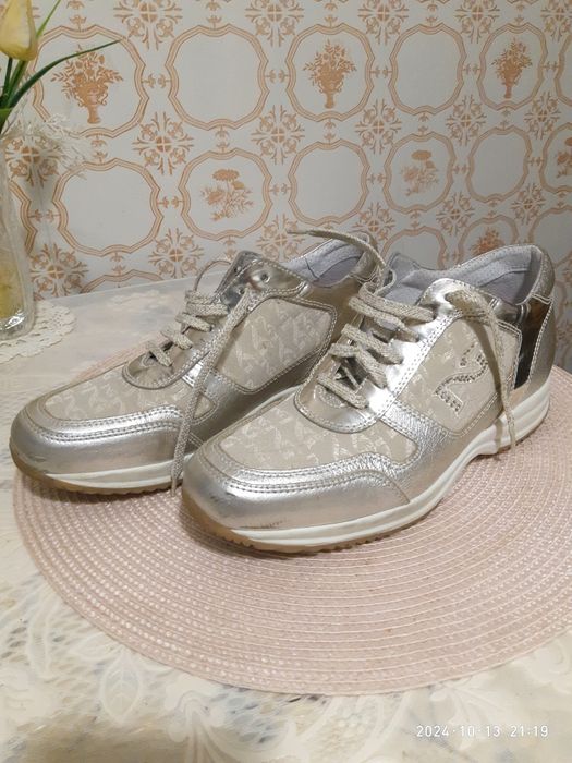 Кросівки жіночи фірмові