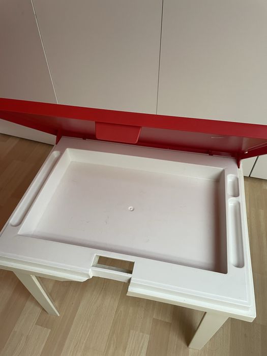 2 cadeiras e 1 mesa de crianças