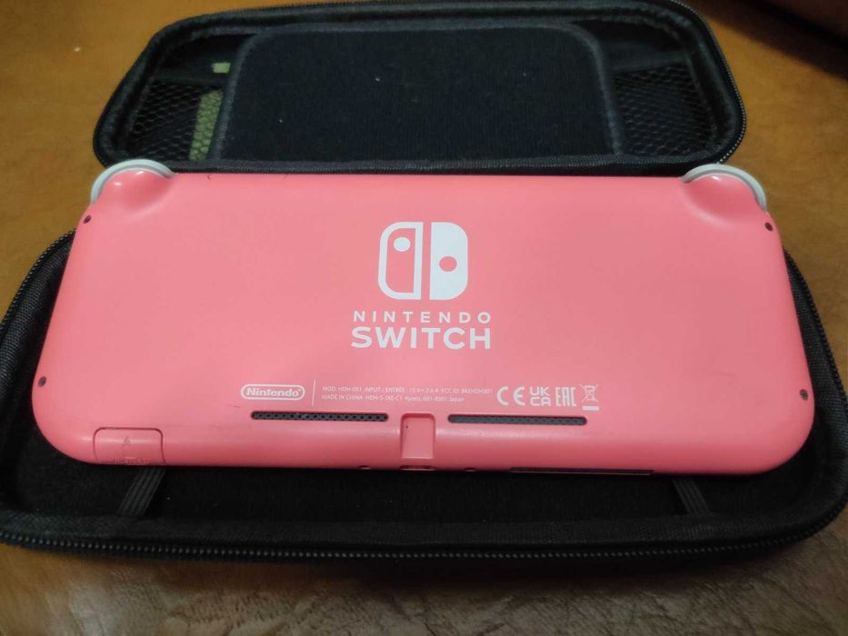 Nintendo Switch Lite та купа ігор плюс геймпад