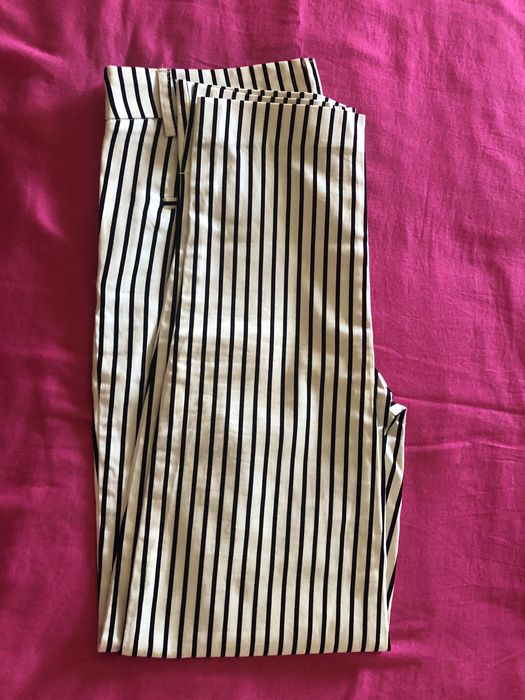 Calças riscas pretas e brancas