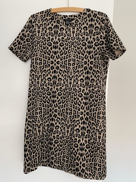 Sukienka w panterkę.