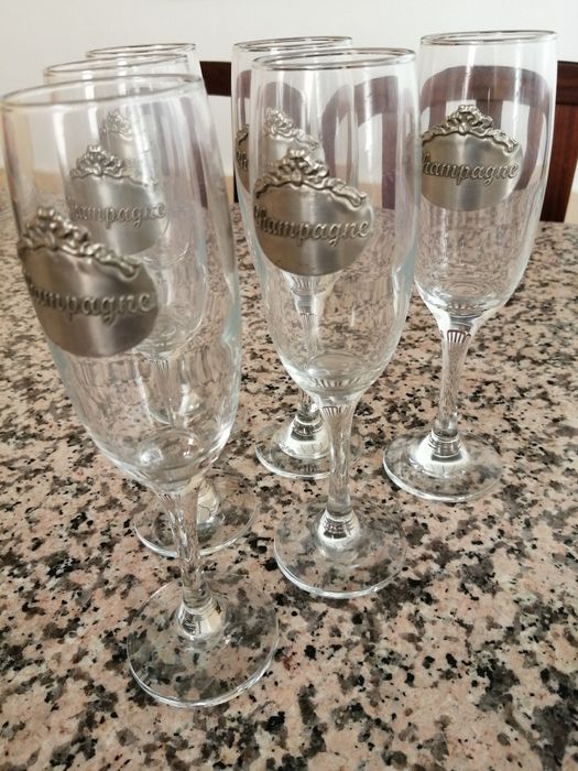 Copos de champanhe e uísque