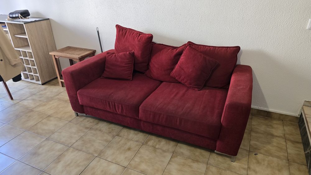 Sofá vermelho com almofadas