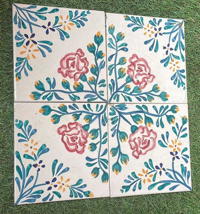 Azulejos antigos pintados à mão motivo floral