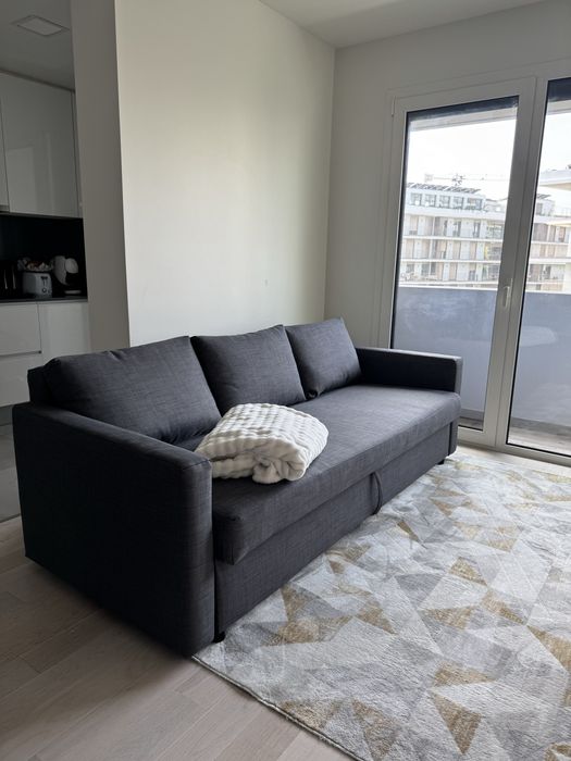 Sofa-cama praticamente novo.