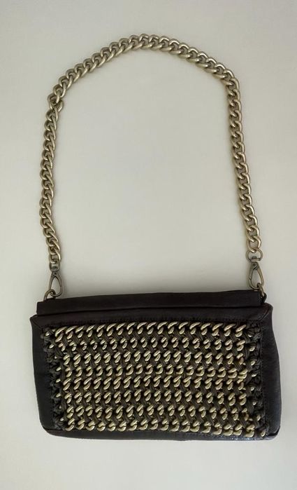 Mala em pele castanho.