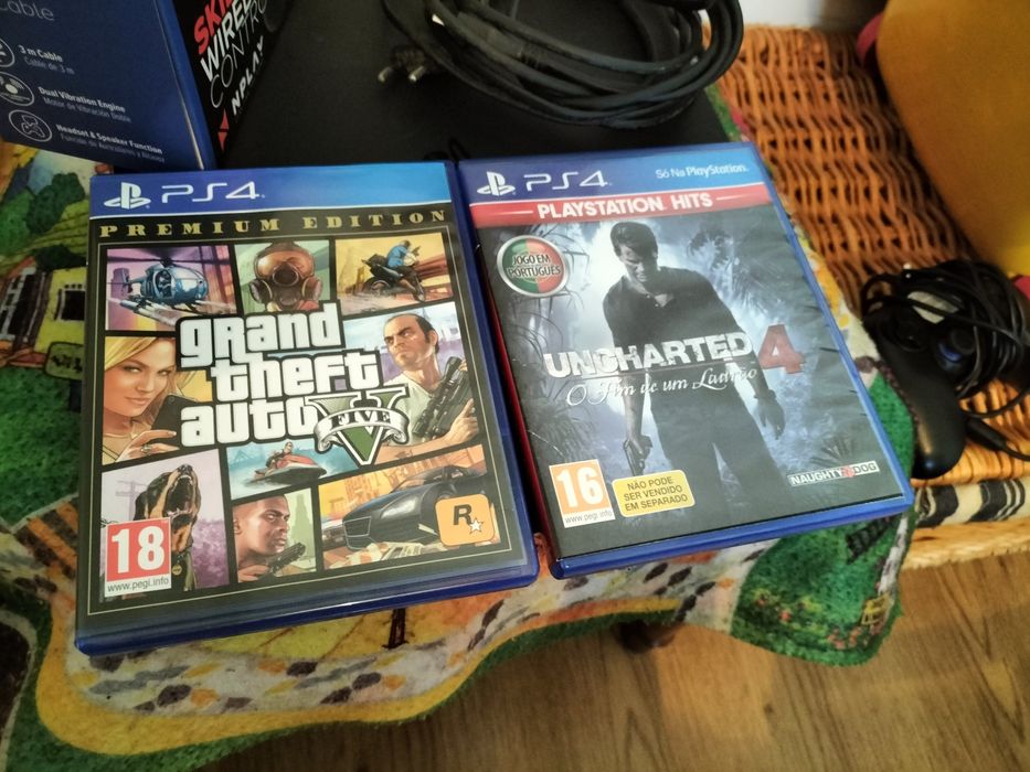 Ps4 com comando e 2 jogos
