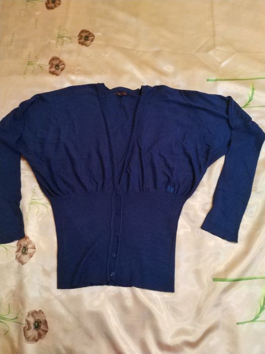 Кофта гарного синього кольору на гудзиках