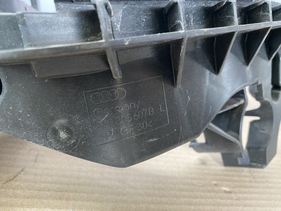 Кронштейн фари \ кріплення \ шахта \ площадка Audi A4 B8 8K0 12-16 рік