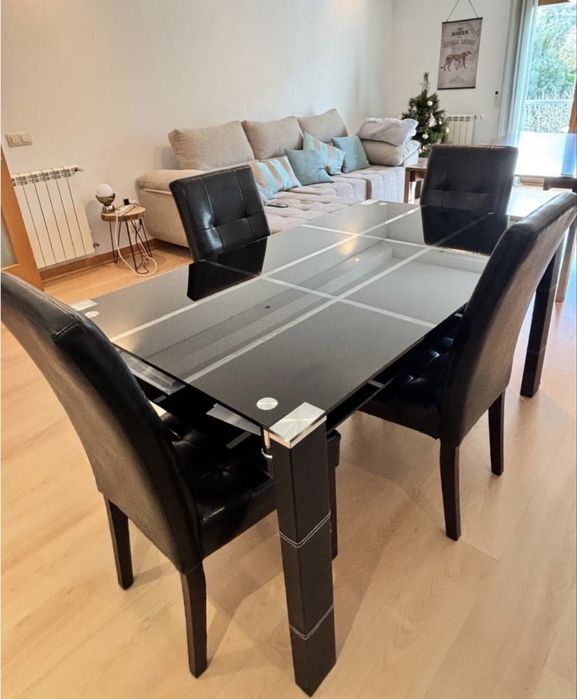 Mesa de Jantar Moderna em Vidro Preto + 4 cadeiras em excelente estado - um excelente negócio