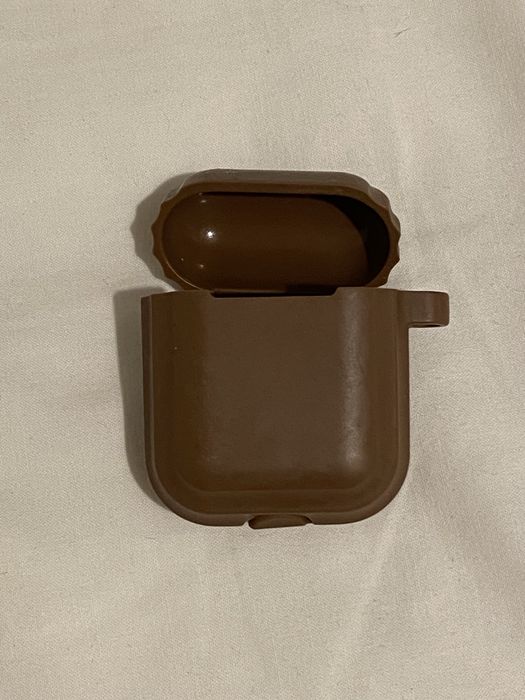 brązowy case na airpods