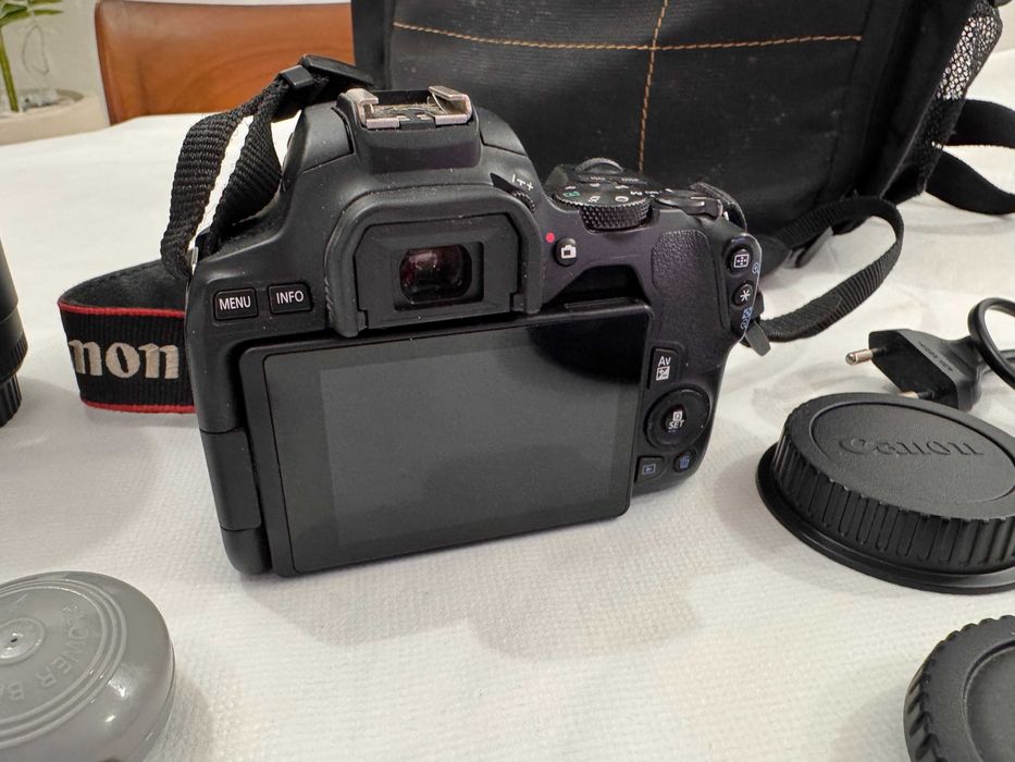 Kit Canon EOS 250D + 2 lentes 18-55mm e 75-300mm