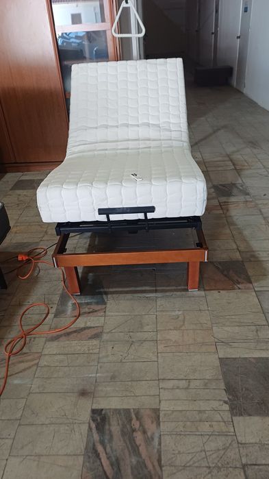 Cama  articulada com colchão tudo praticamente novo