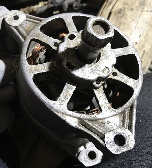 Генератор Москвич Запчастини