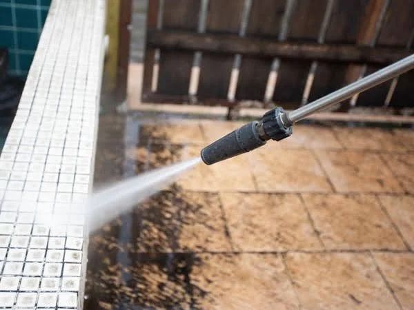 Limpezas com Máquina de Alta Pressão – Passeios, Pátios e Telhados