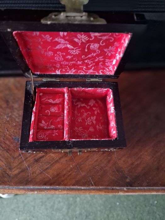 Caixinha de jóias pequena em madeiira