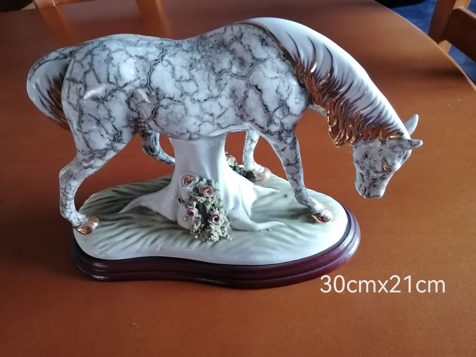 Estátuas em marfinite e porcelana em base de madeira, como novas