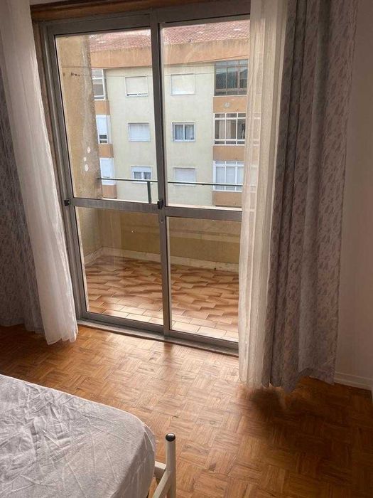 Aluga-se Quarto para Casal com Ambiente Acolhedor