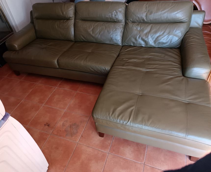 Sofá chaise long em couro verde
