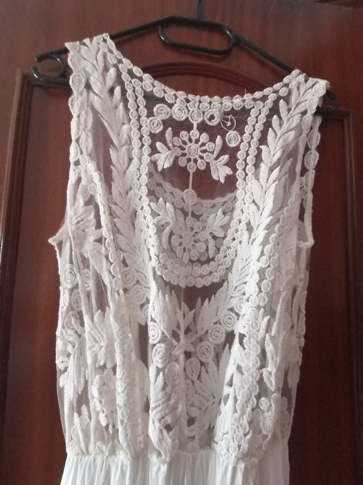 Vestido branco creme sem mangas de renda com forro saia. Bershka