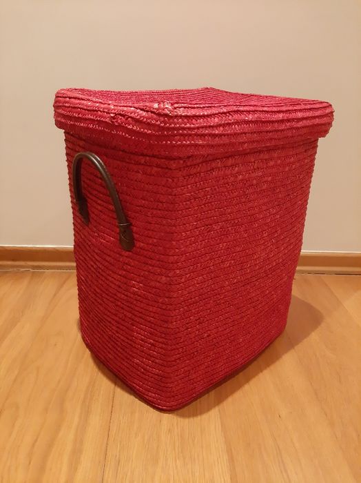 Cesto em palha vermelho