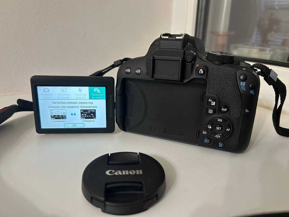 Продам дзеркальний фотоапарат Canon EOS 800D kit