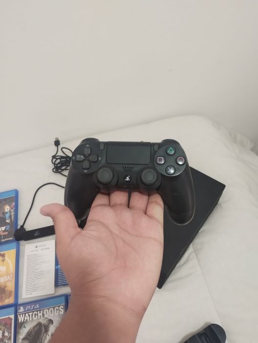 PS4 Pro + 12 Jogos + 2 Comandos + Câmara + Base de Carregamento