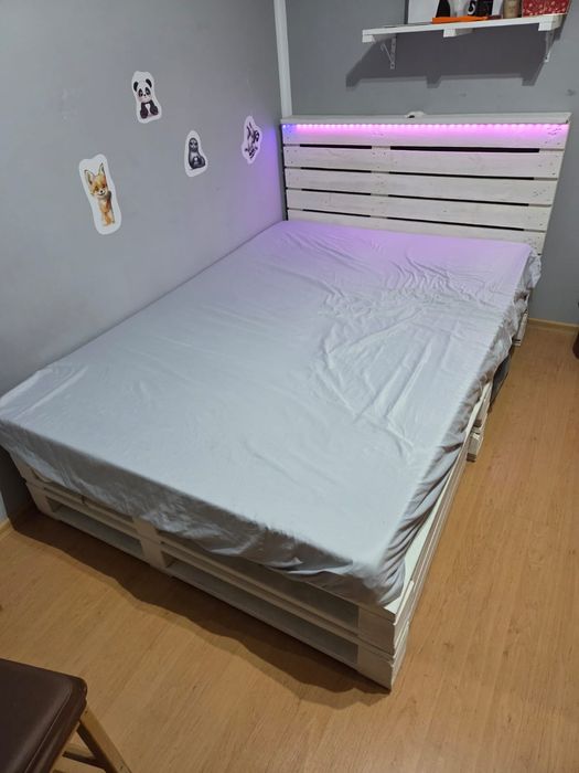 Łóżko  białe pod wzór palet