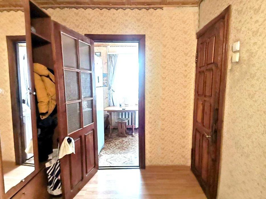Продам простору 3 кімнатну квартиру в центрі Бородинського м-ну, вул.Ладозька. Можливо Сертифікат.