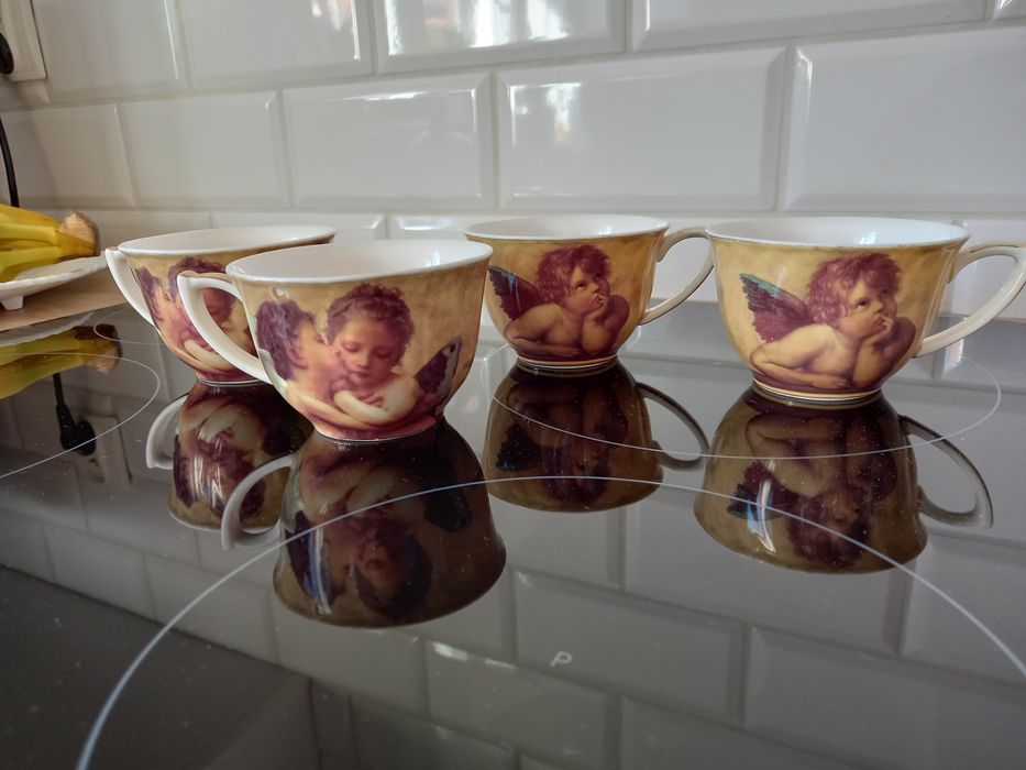 Filiżanki z Aniołkami sztuk 4 .