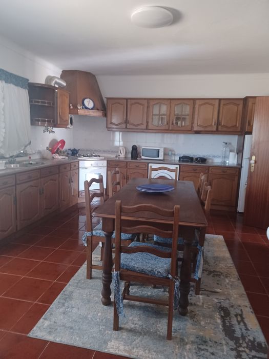 Quarto em vivenda tranquila rodeada de sol.
