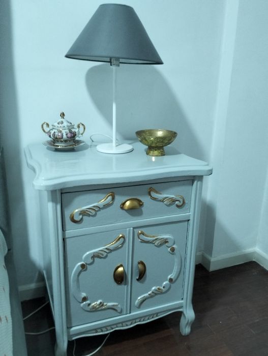 Mesas de cabeceira antigas.