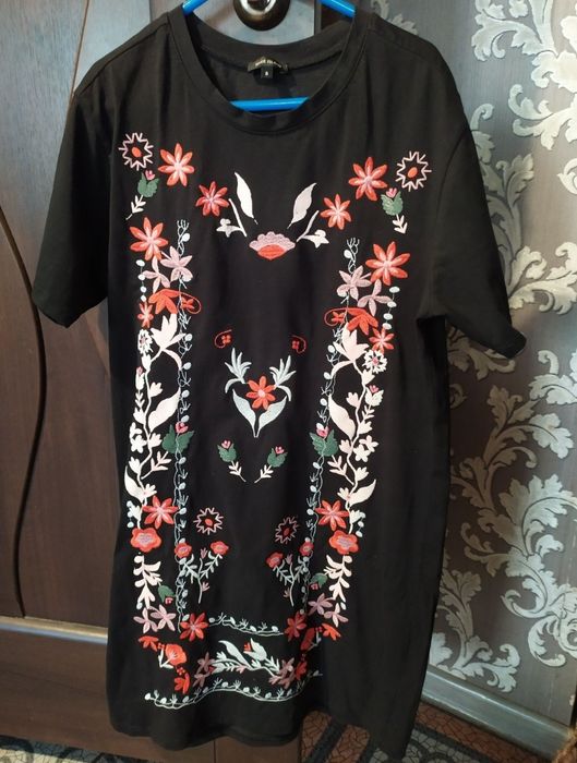 Плаття з вишивкою riverisland