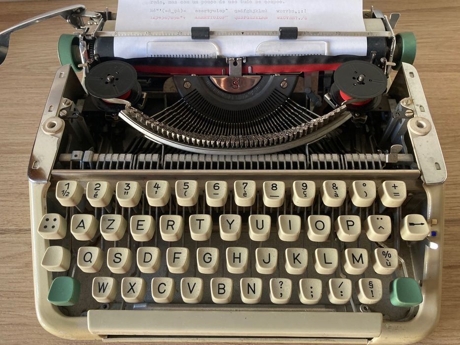 Máquina de escrever  ***  Olympia