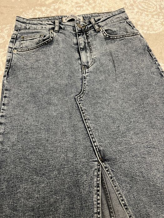 Джинсова юбка та джинси сірого кольору