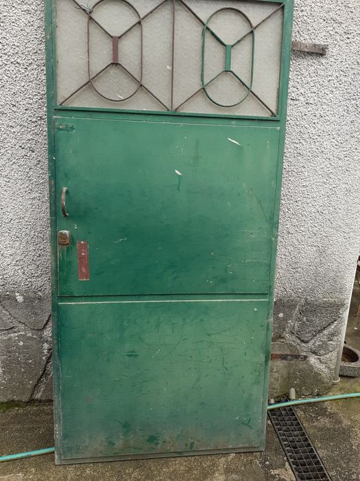 Poeta em ferro com vidro.