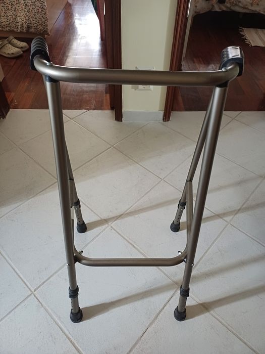 Vendo andarilho ( andador)com ajuste de altura