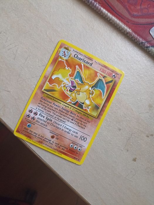 Carta ultra rara Charizard